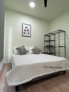 a bedroom with a large white bed in a room at 75's Urban Escape, Seksyen 13, Shah Alam in Shah Alam +15 photos