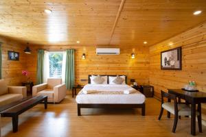 Postel nebo postele na pokoji v ubytování Stone Wood Riverfront Resort, Siolim + 37 fotografií