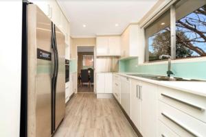 Η κουζίνα ή μικρή κουζίνα στο Elegant 4 Bedroom Home in Chifley - Hosted by Canstay