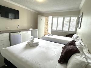 Postel nebo postele na pokoji v ubytování Tropicana Motel