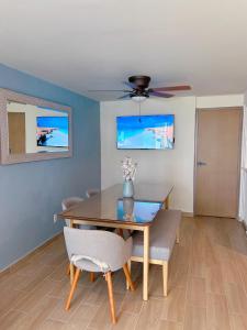 d'une salle à manger avec une table et un ventilateur de plafond. dans l'établissement El Almendrito, à La Sabana