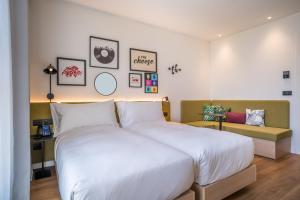 Postel nebo postele na pokoji v ubytování Hampton By Hilton Locarno