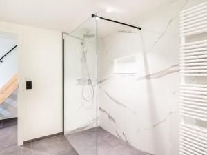 eine Dusche in einem Badezimmer mit einer Glastür in der Unterkunft Villa in Koksijde near the Sea in Koksijde + 31 Fotos