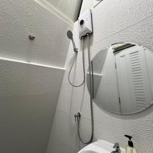 Koupelna v ubytování Sasi Nonthaburi Hotel