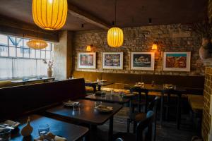 Restaurace v ubytování Highway + 37 fotografií