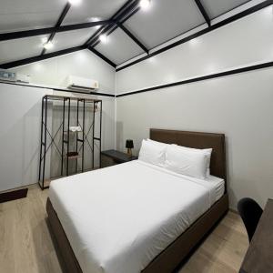 Postel nebo postele na pokoji v ubytování Sasi Nonthaburi Hotel