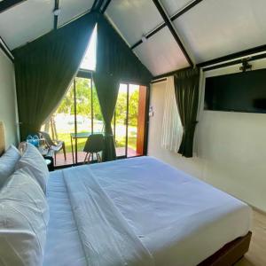 Postel nebo postele na pokoji v ubytování Sasi Nonthaburi Hotel