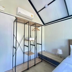 Postel nebo postele na pokoji v ubytování Sasi Nonthaburi Hotel