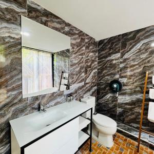 Koupelna v ubytování Sasi Nonthaburi Hotel