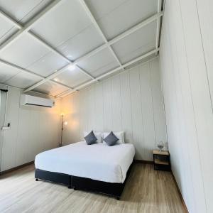 Postel nebo postele na pokoji v ubytování Sasi Nonthaburi Hotel