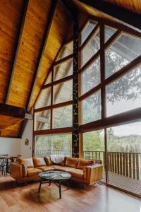 Posezení v ubytování Spacious North Cascades Riverside A-Frame with Mt Baker Views - Dog-Friendly