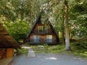 Zahrada ubytování Spacious North Cascades Riverside A-Frame with Mt Baker Views - Dog-Friendly