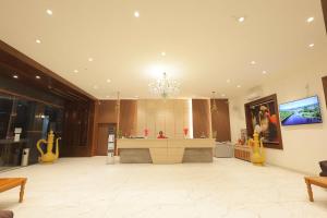 TV a/nebo společenská místnost v ubytování Rubystone Shiv Vilas Palace