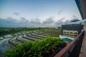 vista aerea di un giardino su un edificio di Alvana Villa Canggu a Canggu