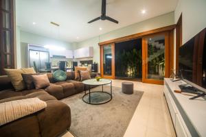 un soggiorno con un divano e un tavolo di Alvana Villa Canggu a Canggu