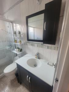 Comfortable Strategic Lodging Quarters的一间浴室