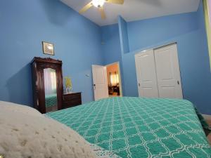 Comfortable Strategic Lodging Quarters客房内的一张或多张床位