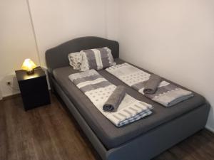 1 cama con mantas y almohadas en una habitación en Top Apartment 200 Meter zum Rheinauhafen, en Colonia