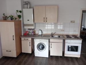 una cocina con fregadero y lavadora en Top Apartment 200 Meter zum Rheinauhafen, en Colonia 19 fotos más