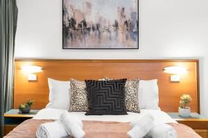 Ένα ή περισσότερα κρεβάτια σε δωμάτιο στο Urban Oasis Chic CBD Suite with WiFi - Walkable