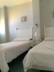 Un ou plusieurs lits dans un hébergement de l'établissement Hostal Acemar