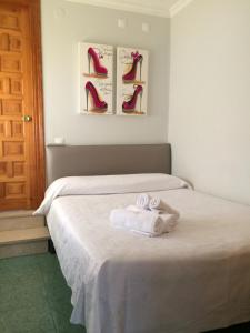 Un ou plusieurs lits dans un hébergement de l'établissement Hostal Acemar