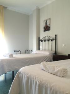 Un ou plusieurs lits dans un hébergement de l'établissement Hostal Acemar
