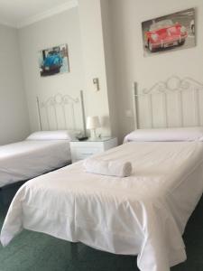Un ou plusieurs lits dans un hébergement de l'établissement Hostal Acemar