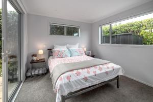 En eller flere senge i et værelse på Wine Country Bach