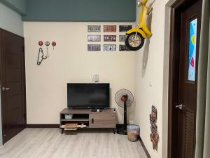 TV o dispositivi per l'intrattenimento presso 洄游民宿 Migration B&B