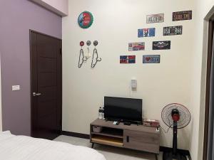 TV o dispositivi per l'intrattenimento presso 洄游民宿 Migration B&B