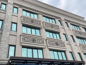 una vista esterna di un edificio con finestre di 洄游民宿 Migration B&B a Donggang