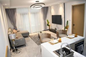 Μια τηλεόραση ή/και κέντρο ψυχαγωγίας στο Gracey Concierge Apartments - Avenue Uvira