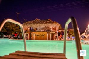 Bazén v ubytování Royal Club Hotel - Aqua Poolside Bliss nebo v jeho okolí