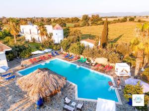 Bazén v ubytování Royal Club Hotel - Aqua Poolside Bliss nebo v jeho okolí