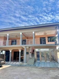 Un edificio con un balcón en la parte superior. en 2 Bedroom Fully Furnished-02, en Sotuom