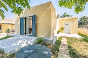 a house in the suburbs with a garden at Luxury Suite in River in Potamós