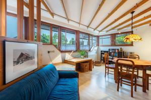 Una sala de estar con un sofá azul y una mesa. en Gästehaus Helga Scherer, en Ballrechten