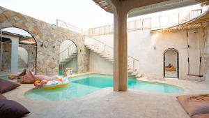 una piscina in una casa con di Atlas Gili Party Hostel a Gili Trawangan