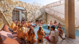 un gruppo di persone sedute in acqua su uno scivolo ad acqua di Atlas Gili Party Hostel a Gili Trawangan Altre 31 foto