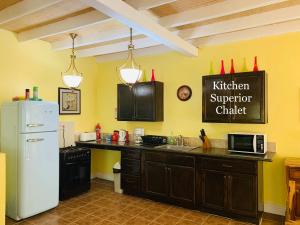 Kuchyň nebo kuchyňský kout v ubytování O'Soleil Chalets Self Catering