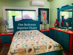 Postel nebo postele na pokoji v ubytování O'Soleil Chalets Self Catering