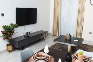 Μια τηλεόραση ή/και κέντρο ψυχαγωγίας στο THE SIGNATURE HOTEL Apartment