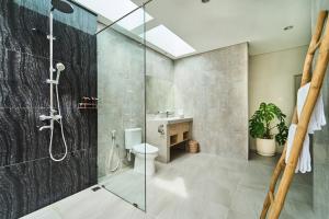 克罗柏坎villa Chamia 2 chambres - proche Umalas的带淋浴、马桶和水槽的浴室 更多10张照片