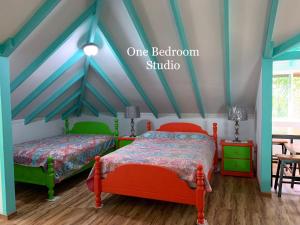 Postel nebo postele na pokoji v ubytování O'Soleil Chalets Self Catering