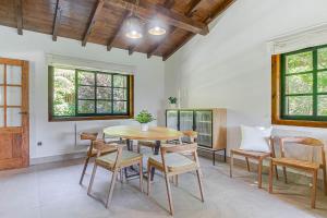 a dining room with a table and chairs at Elysian Villa in Miño