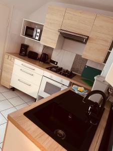 Kuchyň nebo kuchyňský kout v ubytování Gemütliche Dachgeschosswohnung