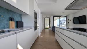 Køkken eller tekøkken på ALLONBAY sweet apartment