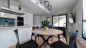 Køkken eller tekøkken på ALLONBAY sweet apartment