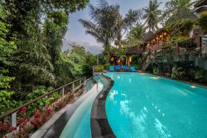 una piscina en medio de un resort en Parvati Retreat Villas, en Ubud